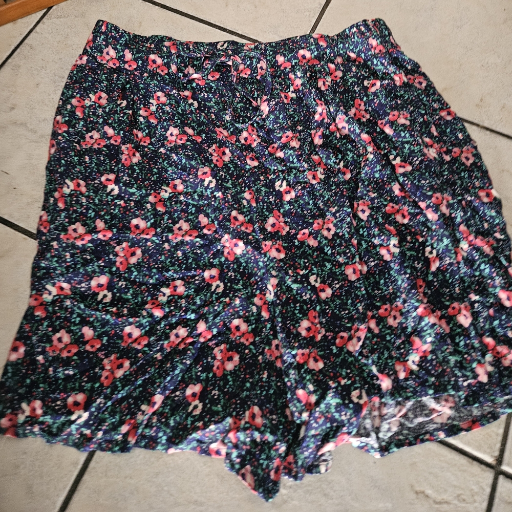 Brand New w tags West Loop Floral Shorts Size L/XL